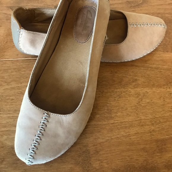 Clarks Artisan Flats - Picture 2 of 2